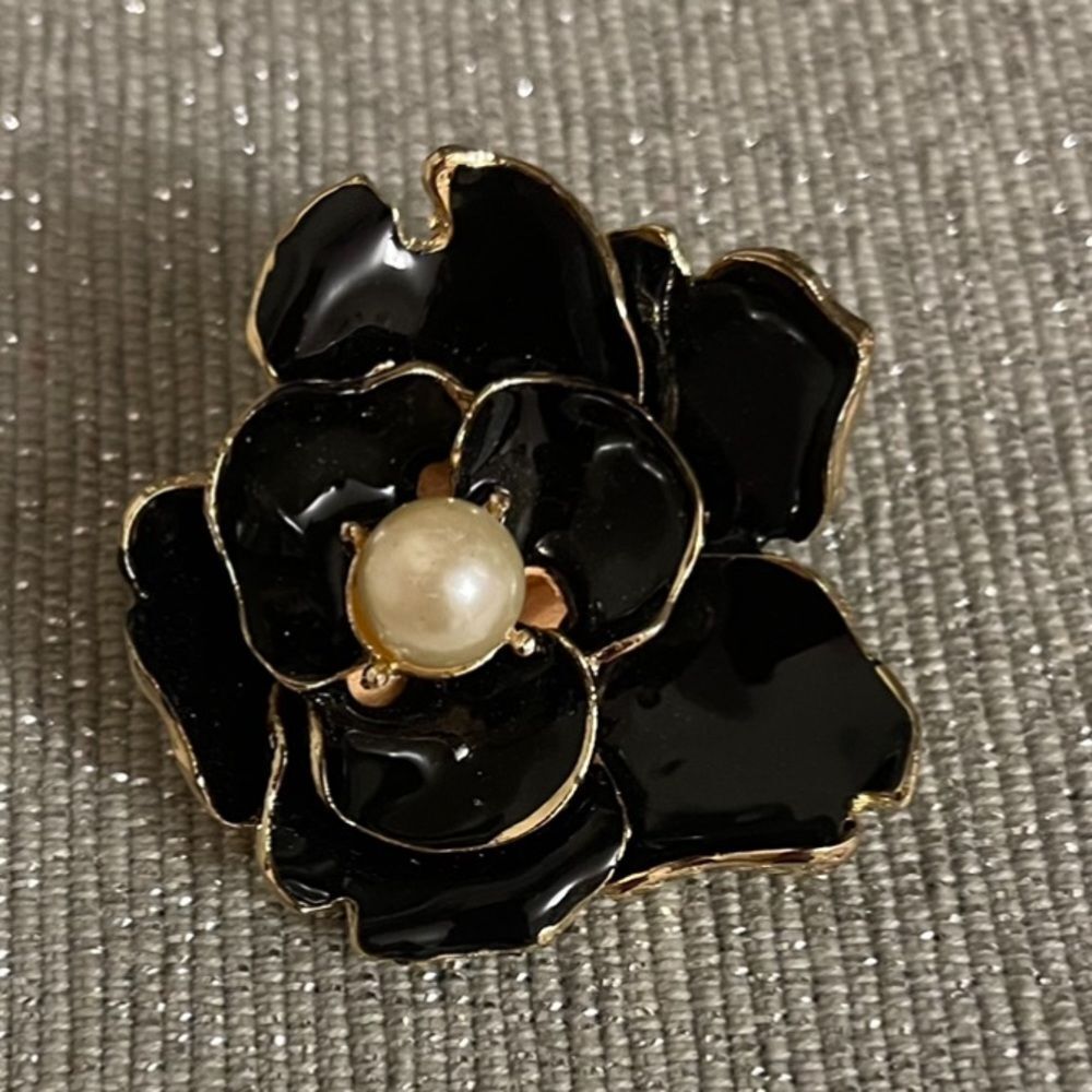 Flower cache Brooche with pearls